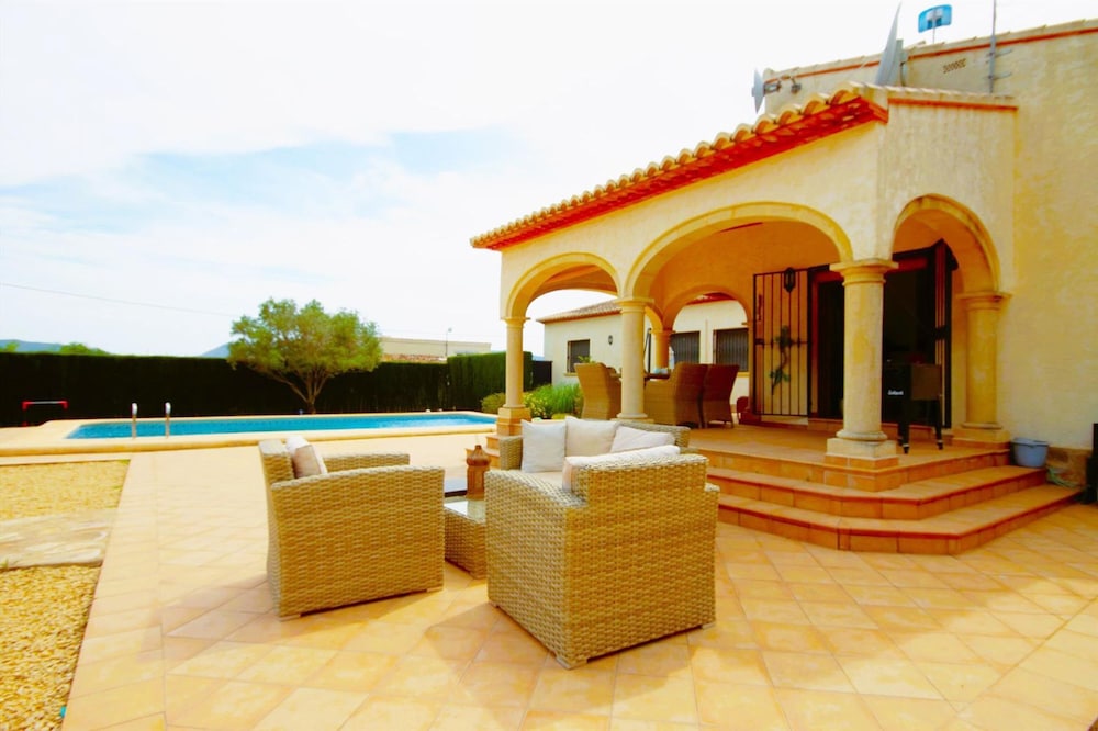 Fanila in J vea With 4 Bedrooms and 3 Bathrooms
