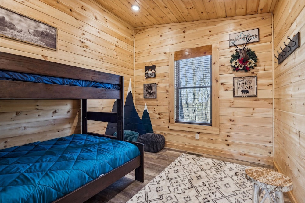 Brand New Cabin w Fire Pit Hot Tub Gameroom