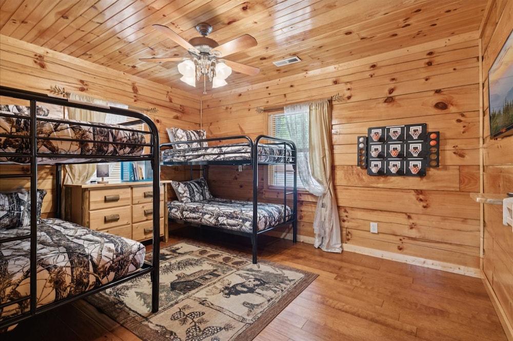 Cozy Cottage w EV Charger Firepit Bed Swing
