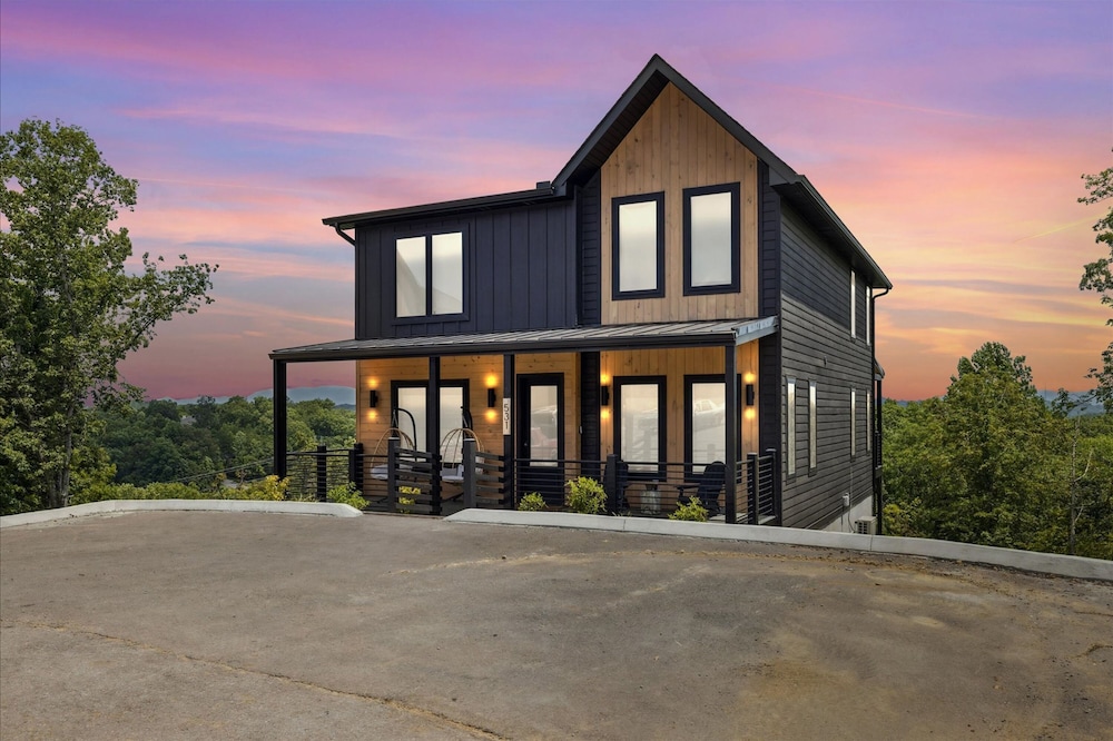 Luxury Cabin w Indoor Pool Hot Tub Game Room