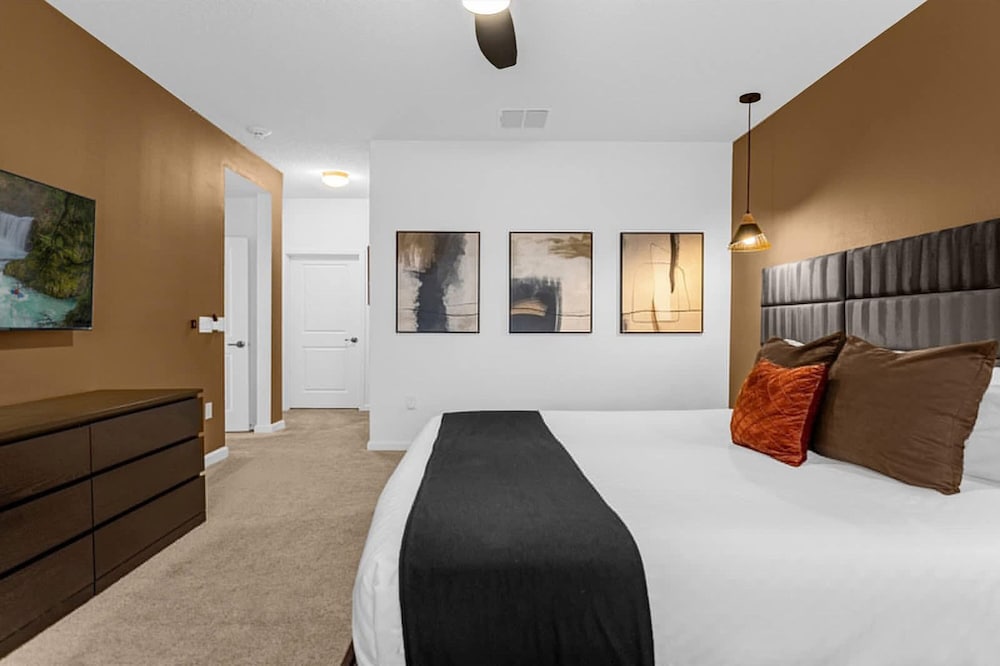 Upstay - Theme Rooms Pool Spa Theatre Arcade