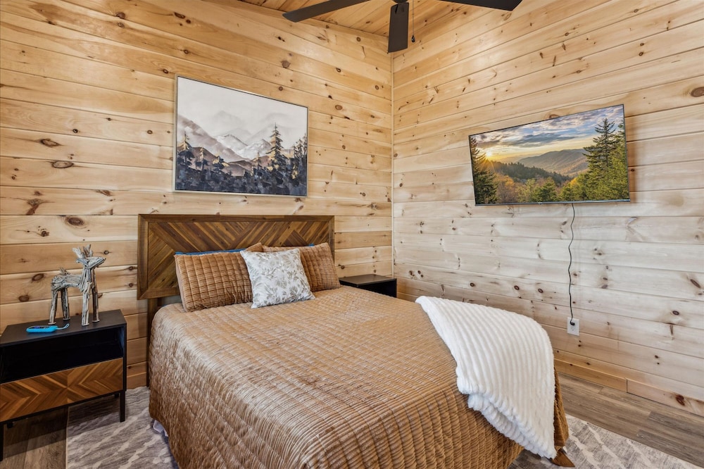 Brand New Cabin w Fire Pit Hot Tub Gameroom