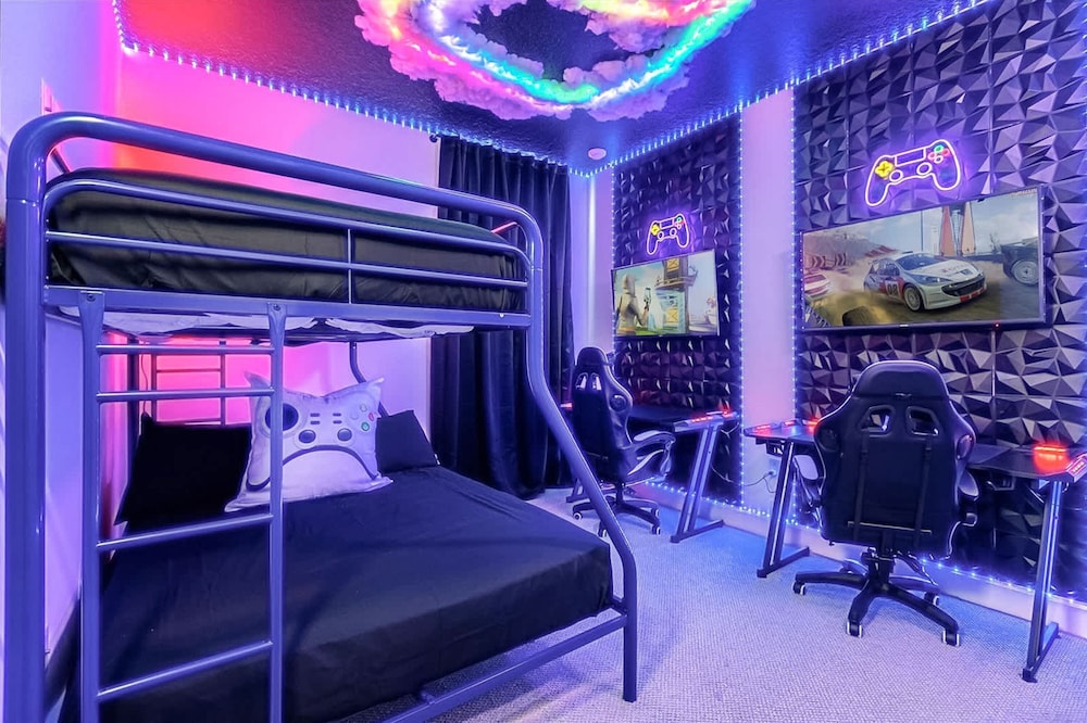 Upstay - Movie Mansion w Cinema-pool Hot Tub-games view 4