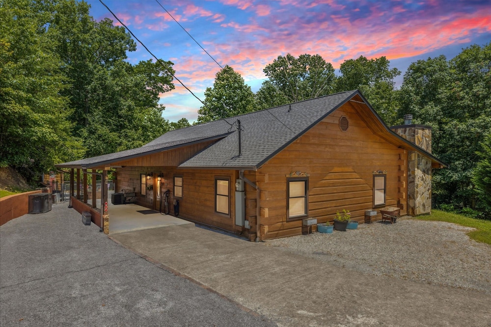 Cozy Cottage w EV Charger Firepit Bed Swing