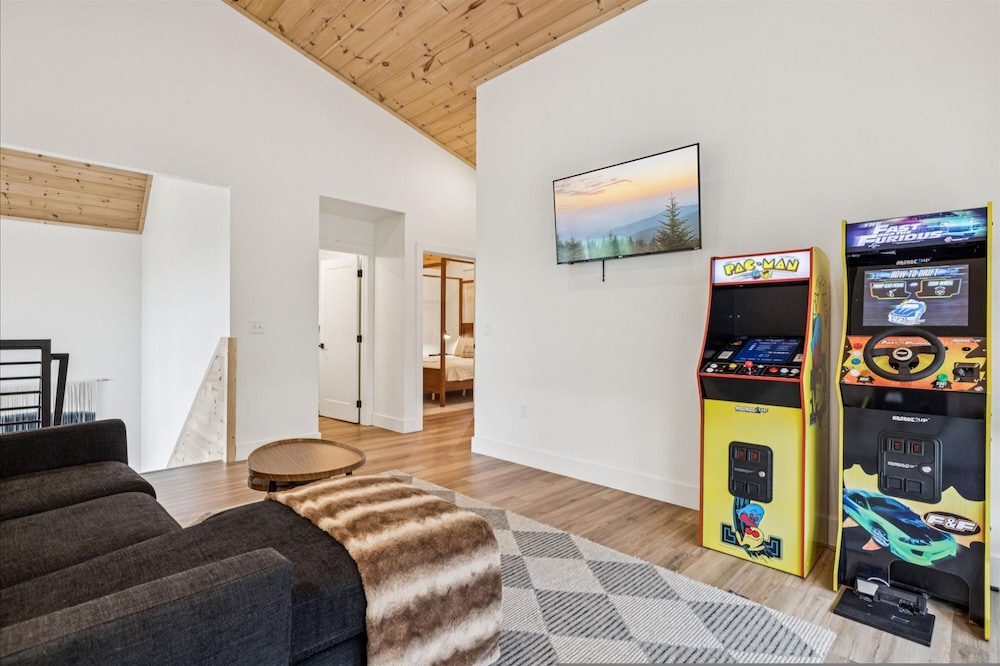Luxury Cabin w Indoor Pool Hot Tub Game Room