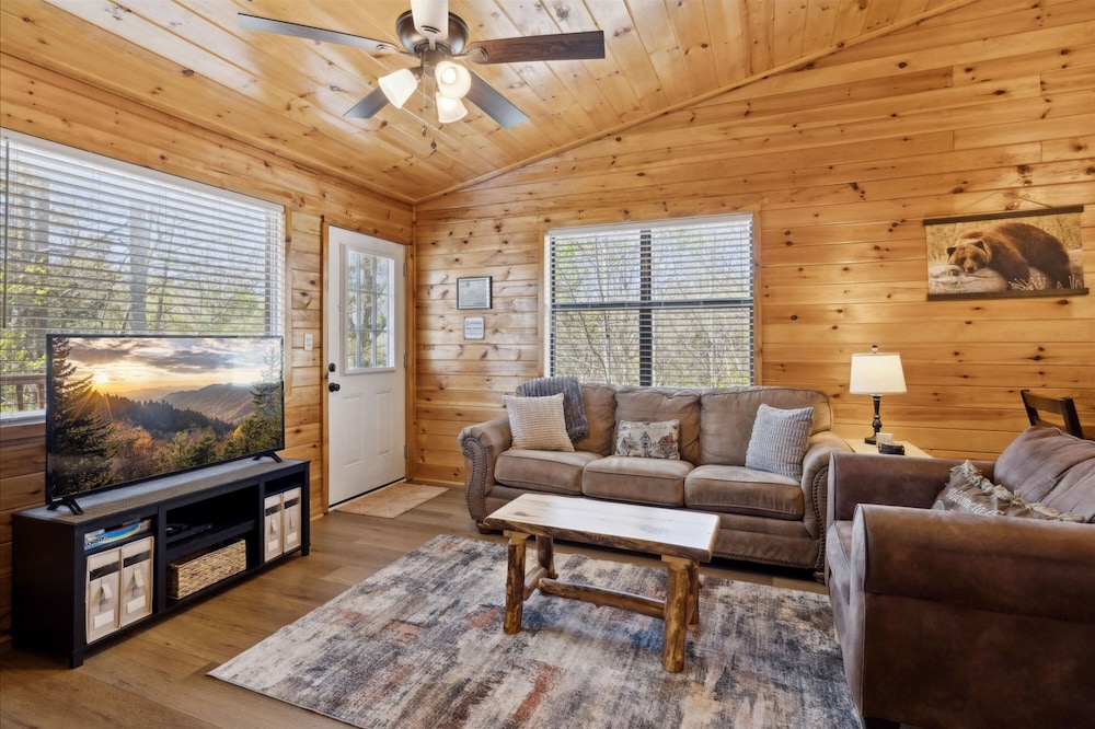 Romantic Cabin w Jacuzzi Hot Tub Fireplace