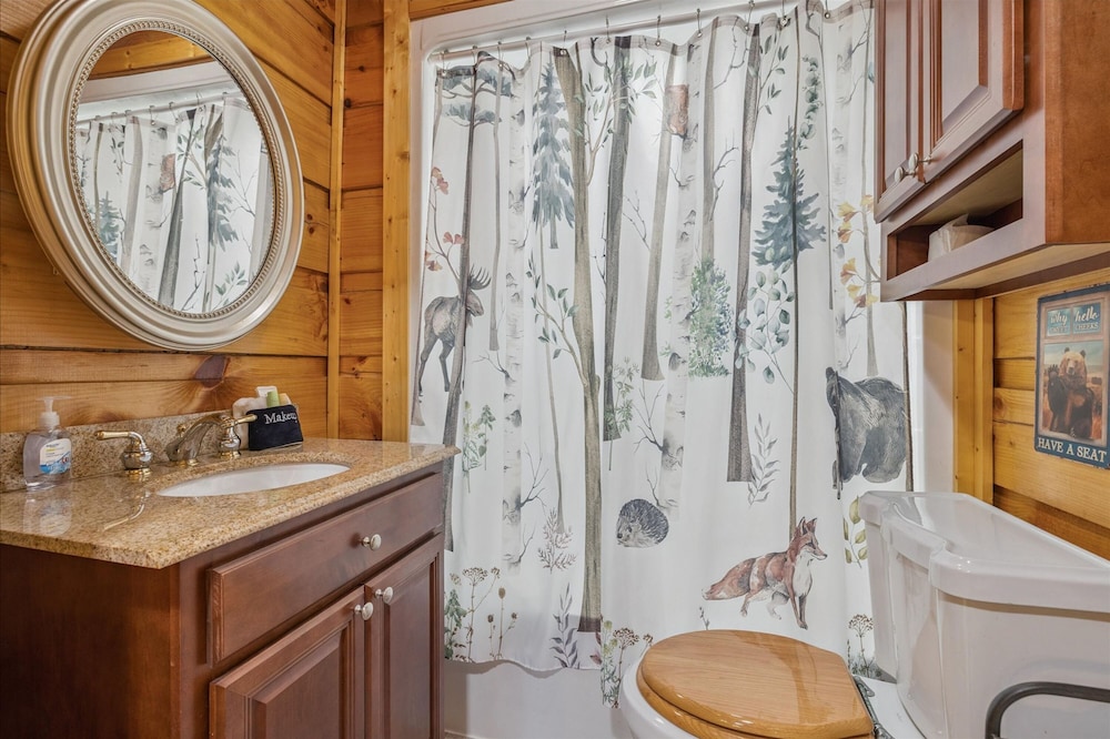 Cozy Cottage w EV Charger Firepit Bed Swing