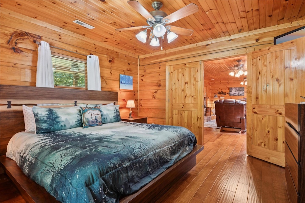 Cozy Cottage w EV Charger Firepit Bed Swing