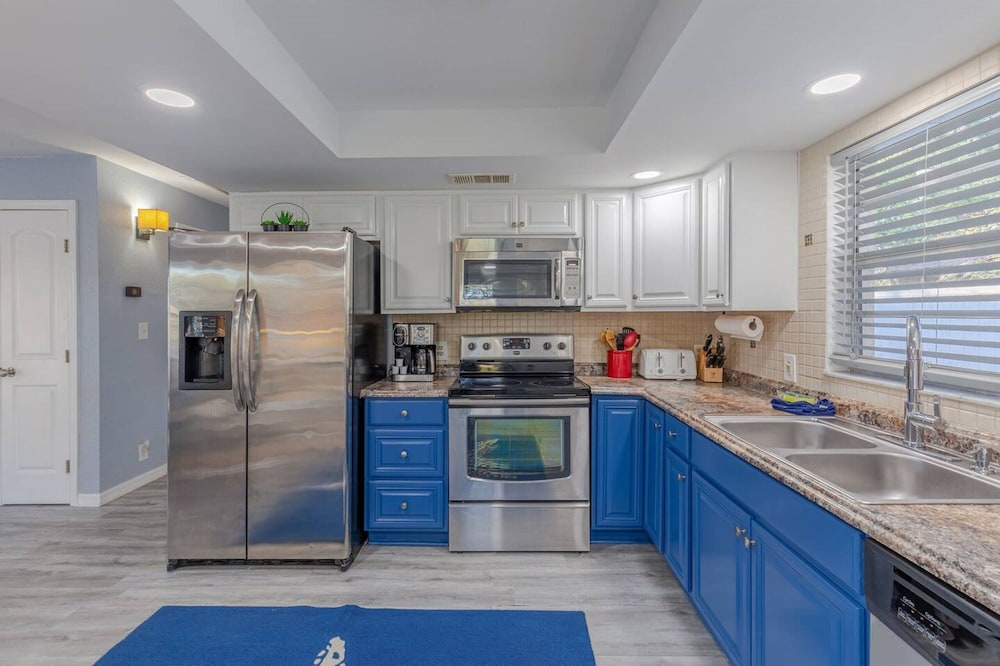 Royal Blue Downtown-gulfport-heated Pool