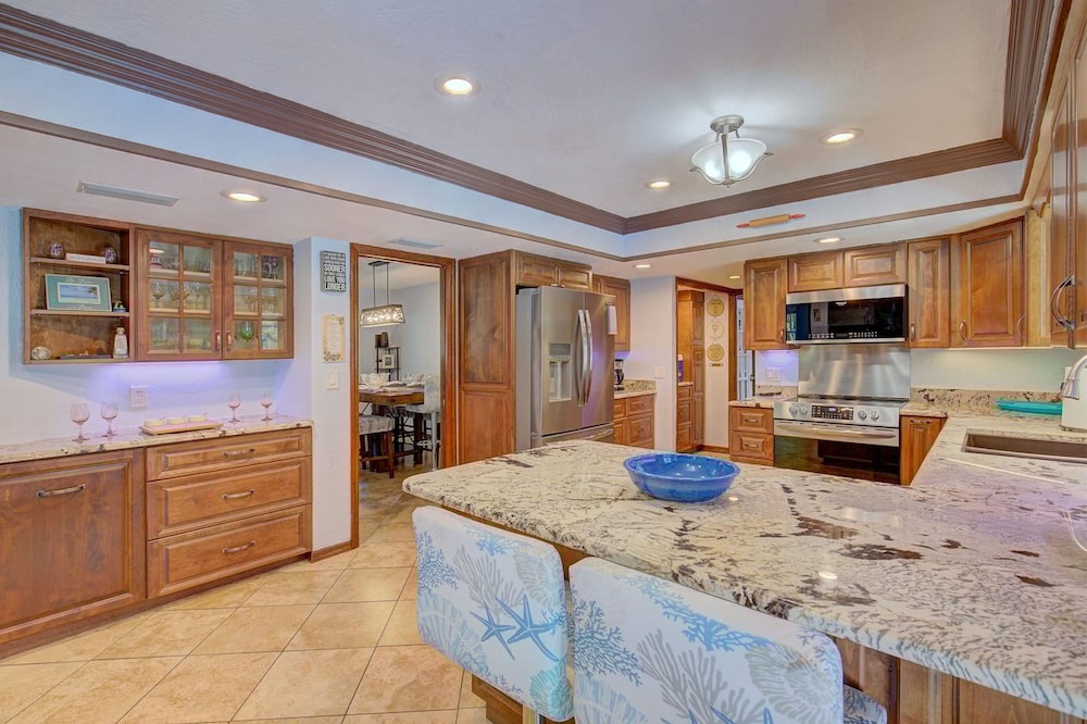 Spacious 4 3 Retreat- Heated Pool-playroom