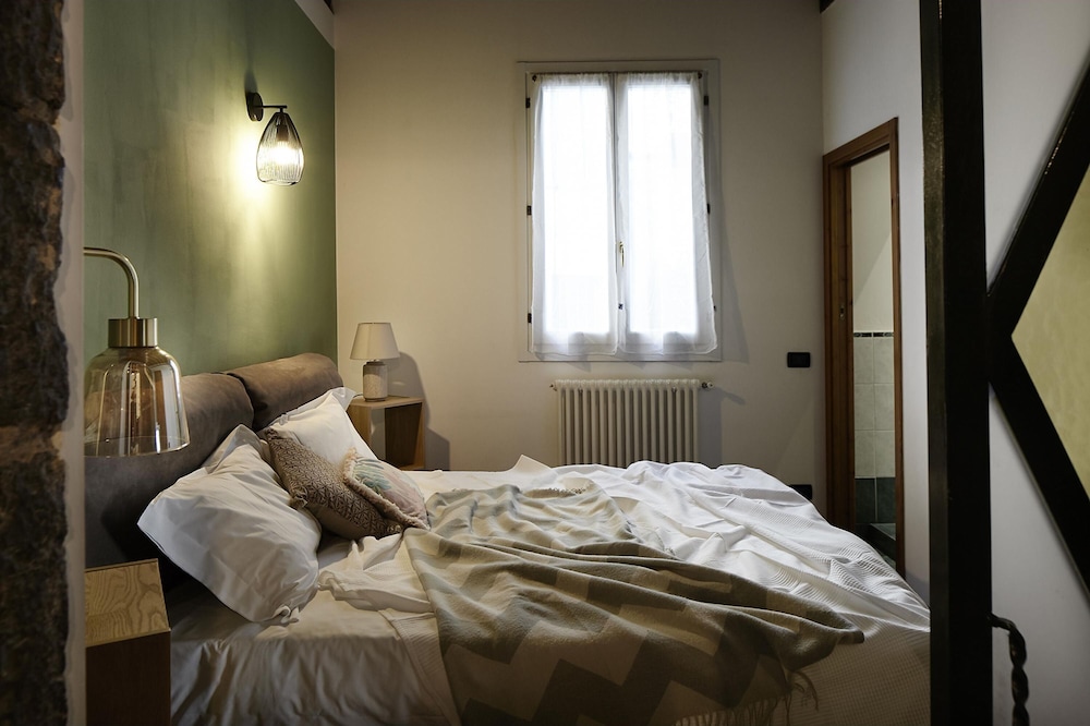Il Moderno in Como With 1 Bedrooms and 1 Bathrooms view 2