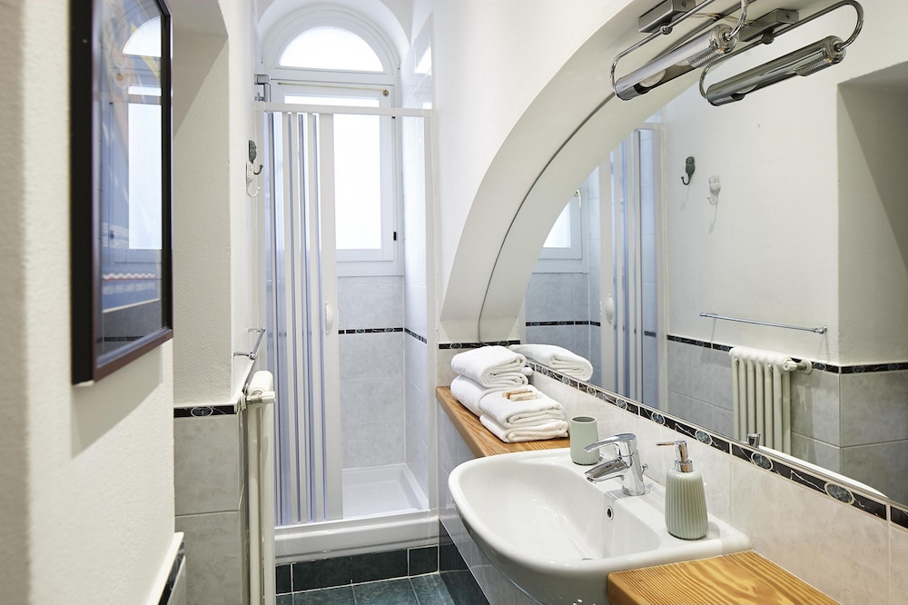 Il Moderno in Como With 1 Bedrooms and 1 Bathrooms view 5