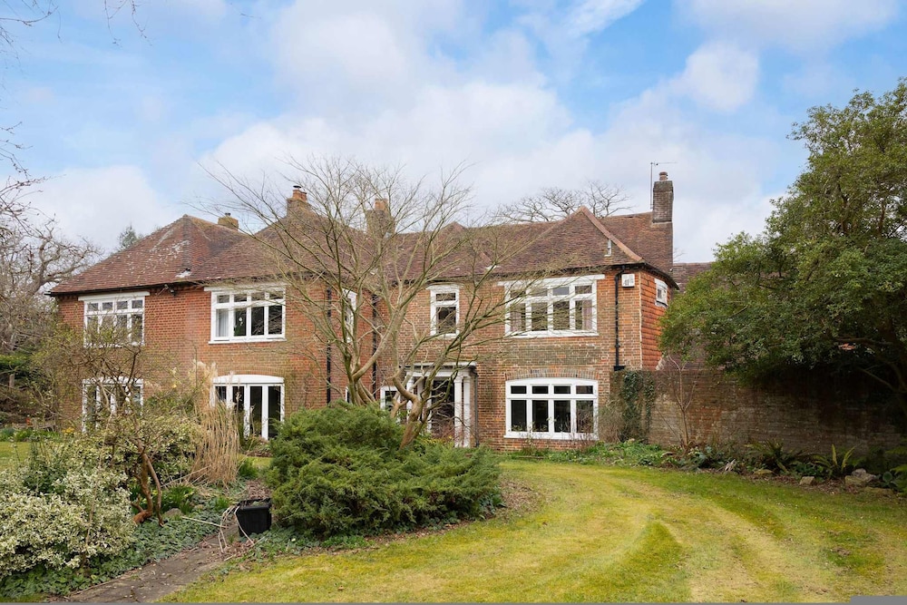 Country Retreat - Sleeps 14 - Large Garden