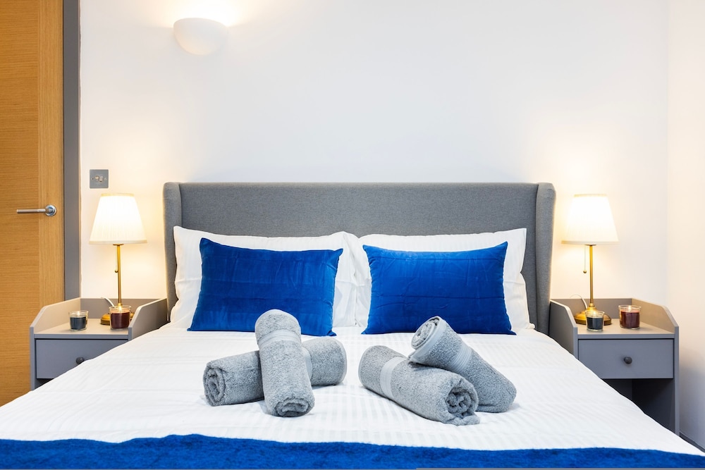 2 Bed 2 Bath Deluxe Flat in Kensington