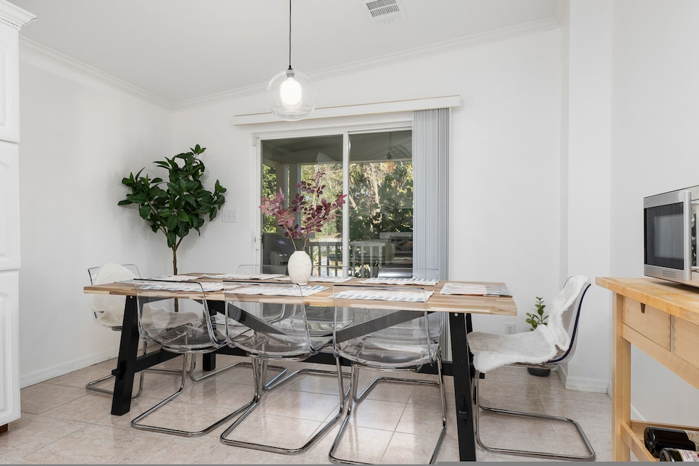 Bright 4BR Home Near Beach Historic Downtown