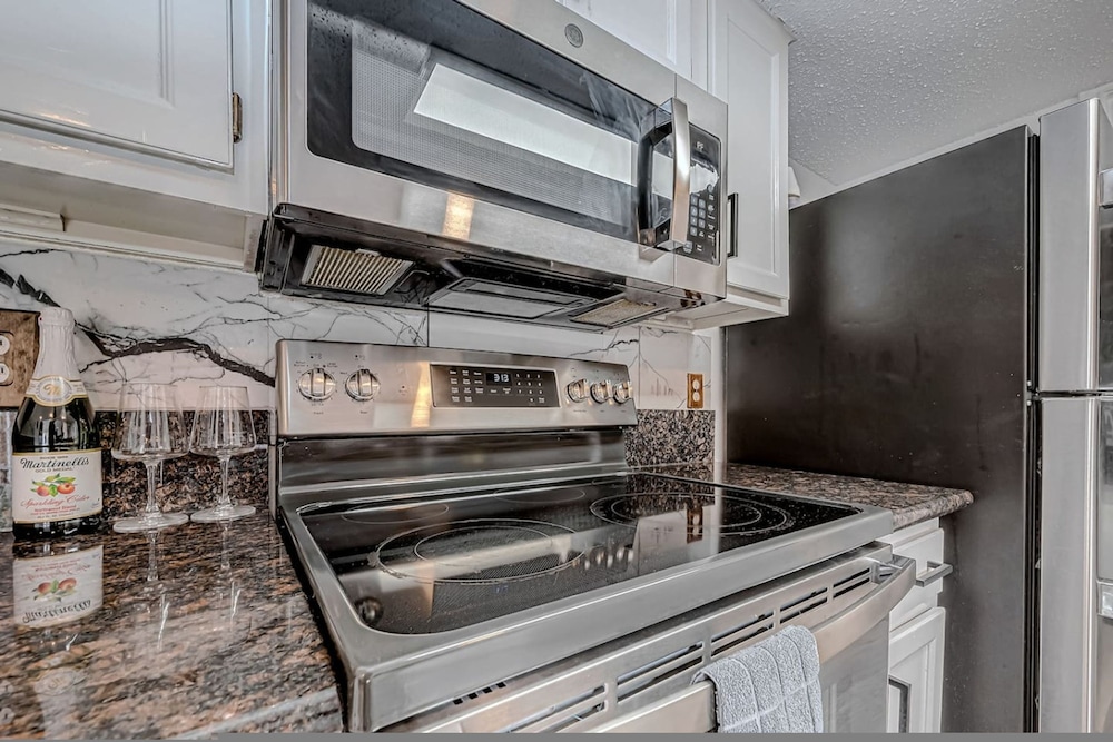 Upscale 1BR Condo in Med Center