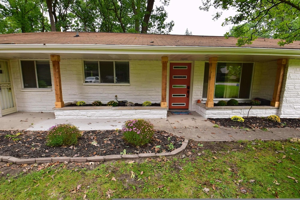 Mid Century Modern With Modern Touches 10 min Walk to Notre Dame 1831