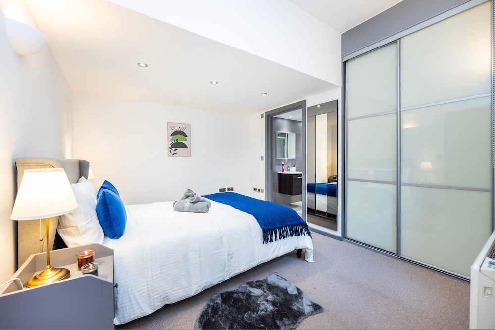 2 Bed 2 Bath Deluxe Flat in Kensington