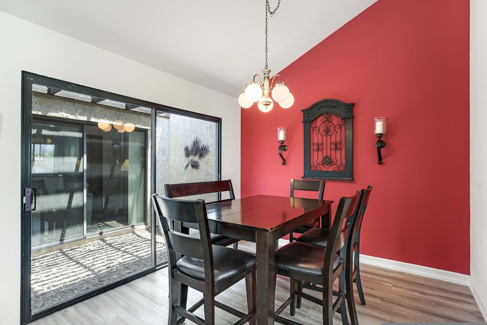 Spacious Single-story Condo With Golf Course Views