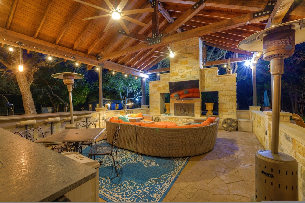 Terracotta Oasis - Wimberley for 30 Guests