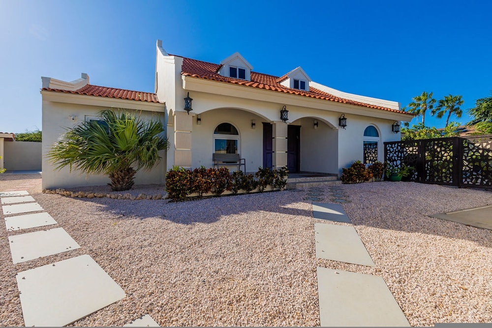 Spacious Renovated House Prvt Pool 5 min to Bch