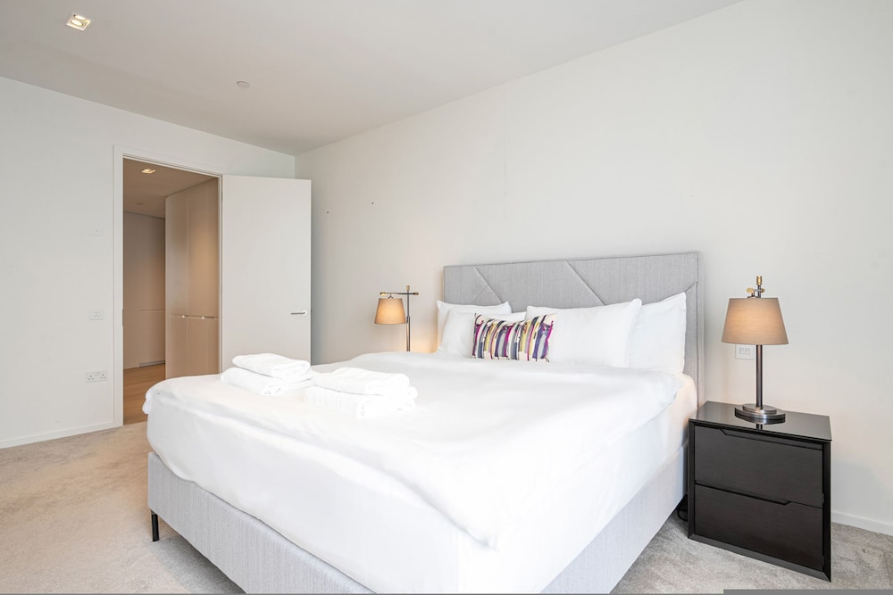 Stylish Three-bedroom Apartment in Canary Wharf