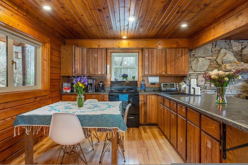 Heart Soul Log Cabin Sanctuary w Walking Trails
