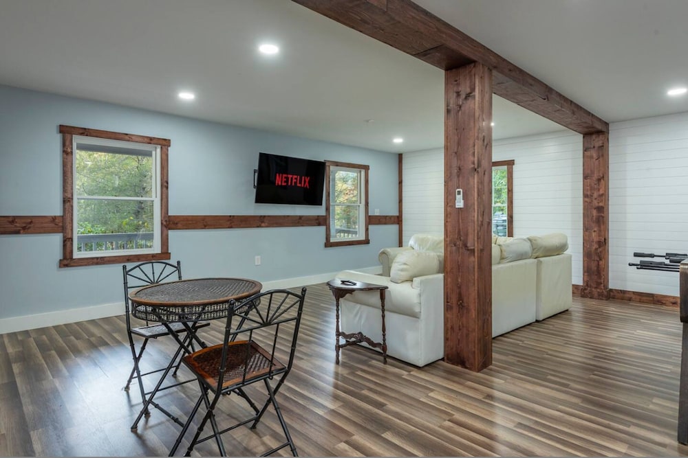 Riverfront Sanctuary Your Mountain Getaway
