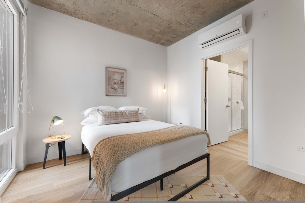 Modern 4BR Free Pkg Near Train Dining