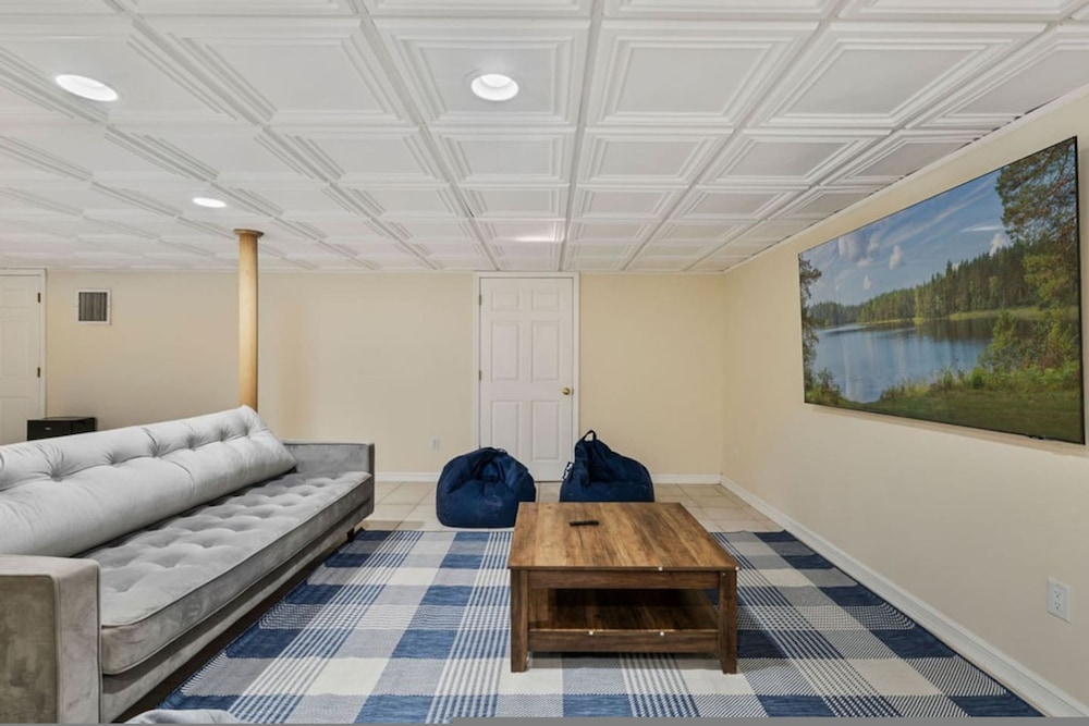 Peaceful Mini Mansion Sleeps 18