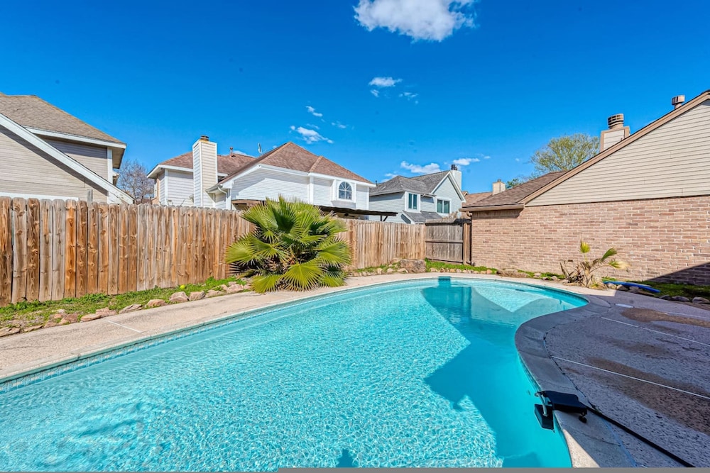 Beat the Heat in Katy w Pool