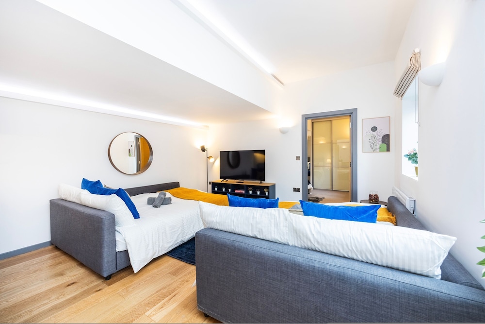 2 Bed 2 Bath Deluxe Flat in Kensington
