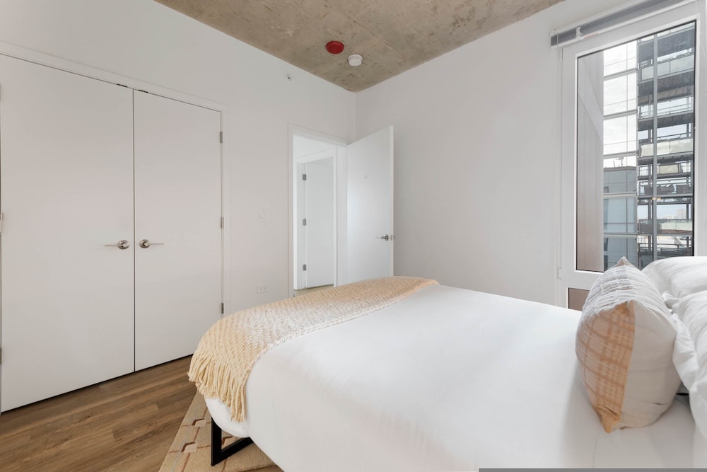 Modern 4BR Free Pkg Near Train Dining