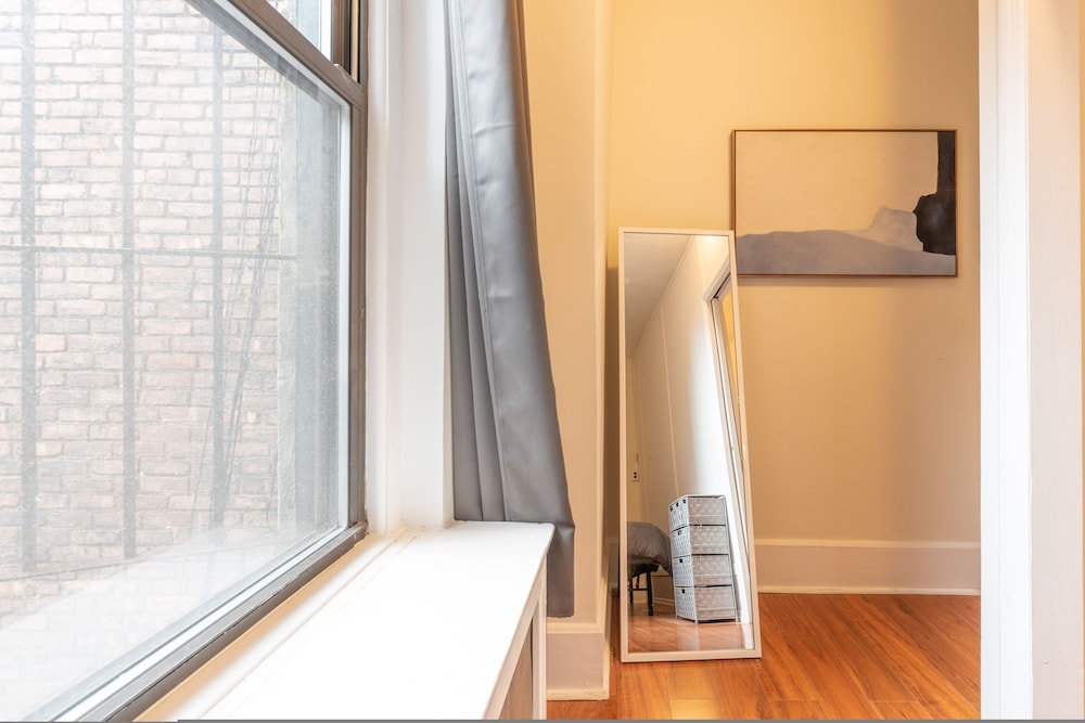 5 Bedroom 2 Bath Full Floor Midtown