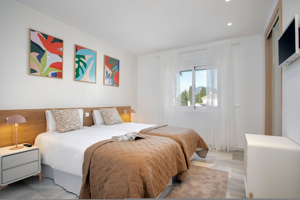 Exclusive 2BD Apartment With Private Terrace in Marbella Royal Gardens