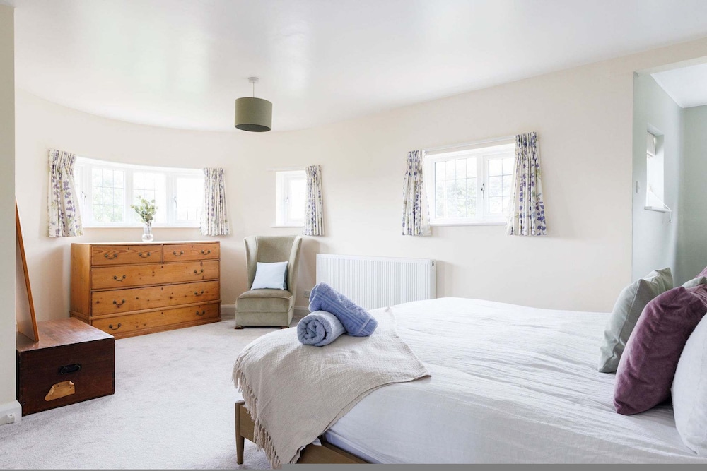 Charming Beach Getaway - Spacious 4BR Sunny Garden