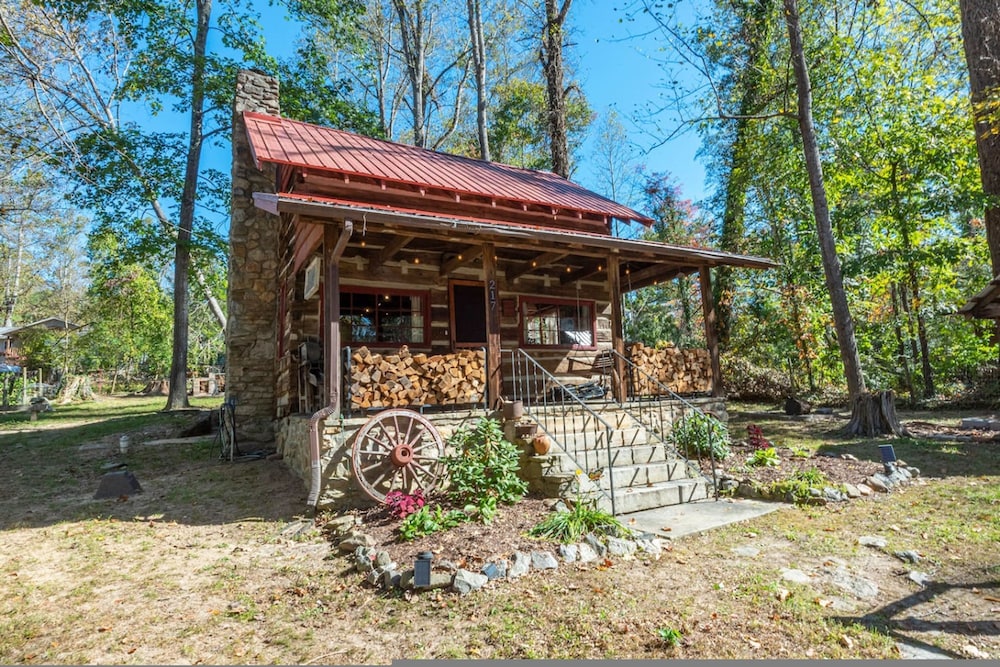 Historic Log Cabin Quiet Return to Simpler Days