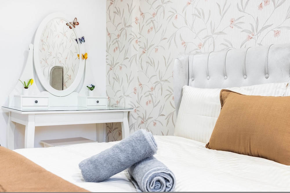 3 Bedroom Apartment by River Thames
