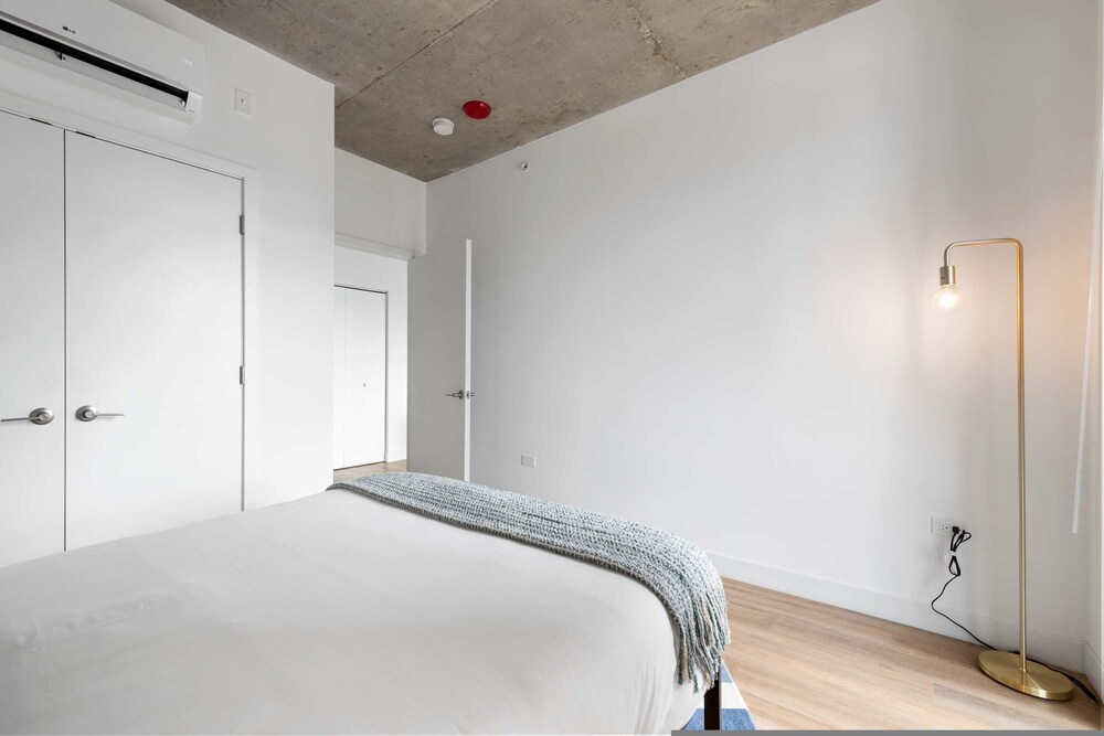 Modern 4BR Free Pkg Near Train Dining