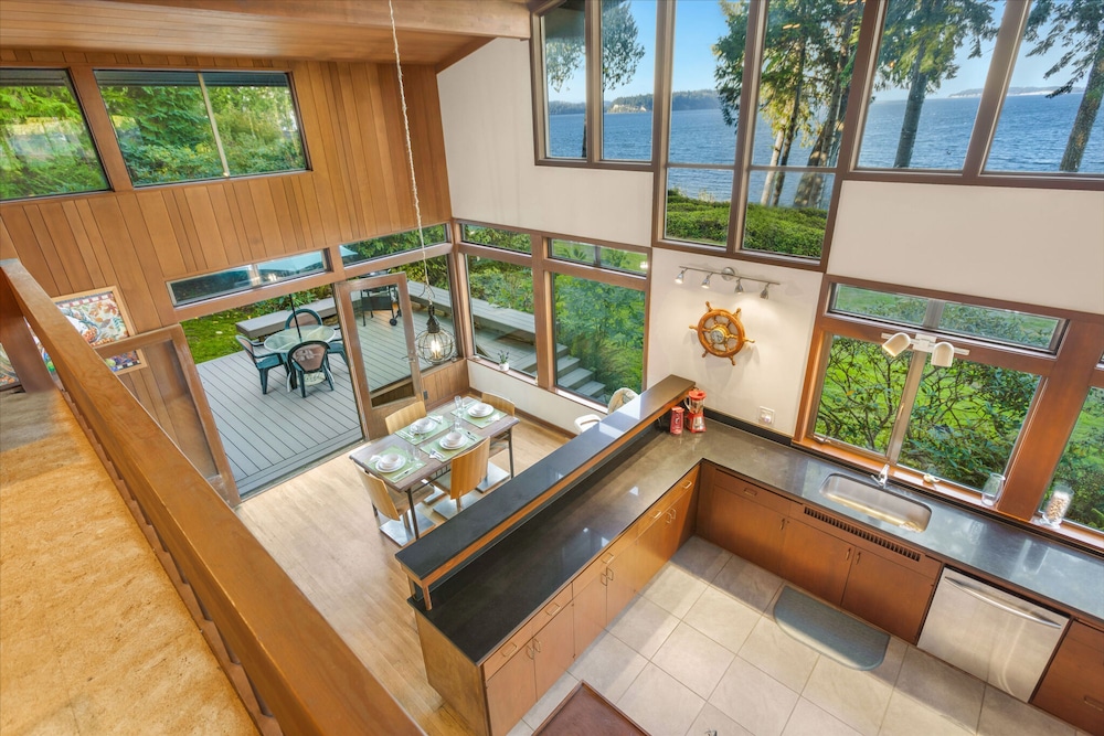 Puzzle Point Lodge in Poulsbo