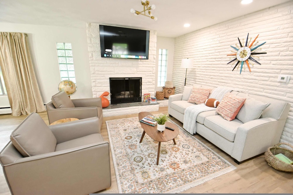 Mid Century Modern With Modern Touches 10 min Walk to Notre Dame 1831
