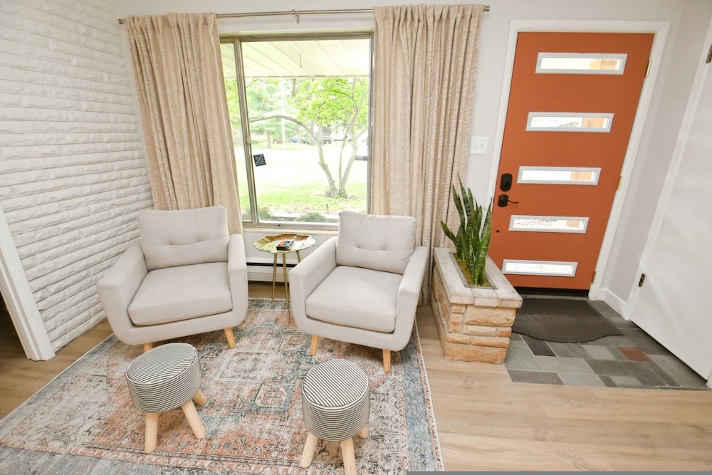 Mid Century Modern With Modern Touches 10 min Walk to Notre Dame 1831