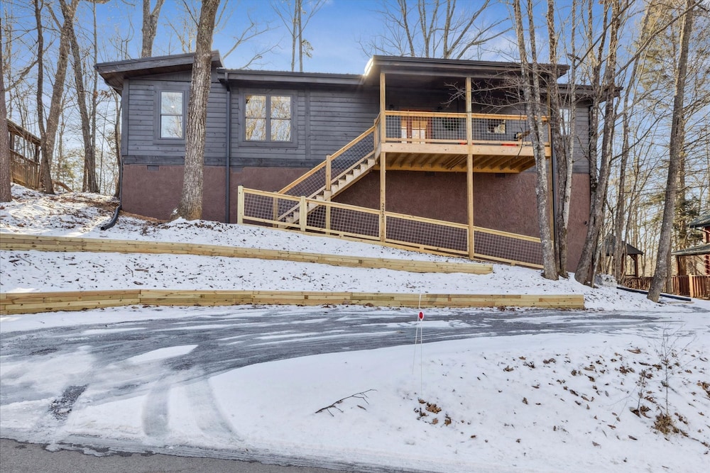 Brand New Cabin w Fire Pit Hot Tub Gameroom