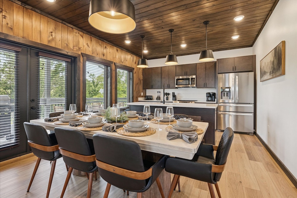 Gorgeous Brand-new Home w Pool Game Room Hot Tub