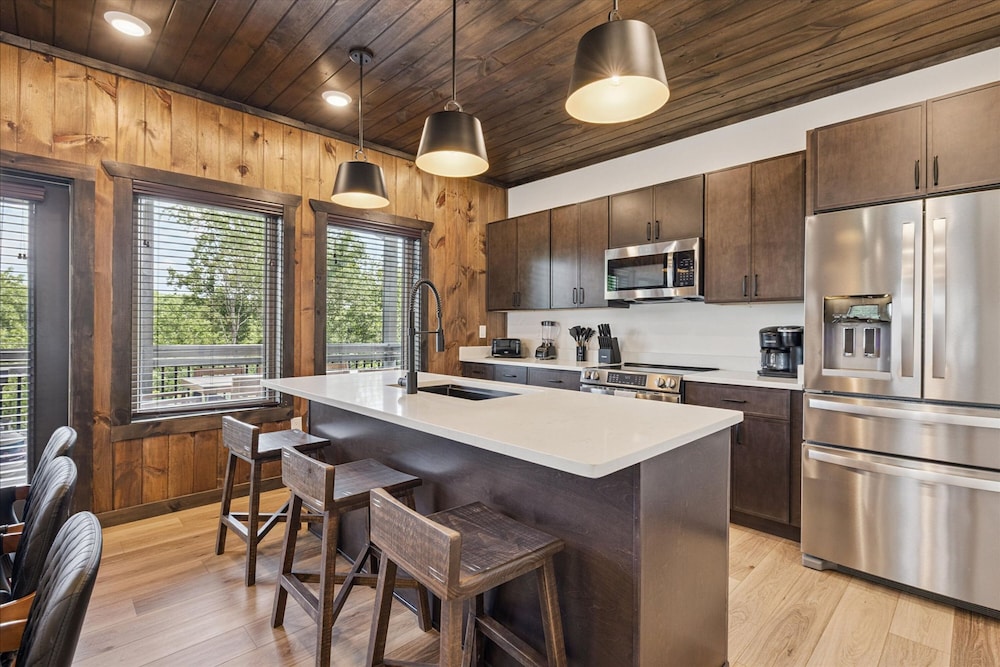 Gorgeous Brand-new Home w Pool Game Room Hot Tub