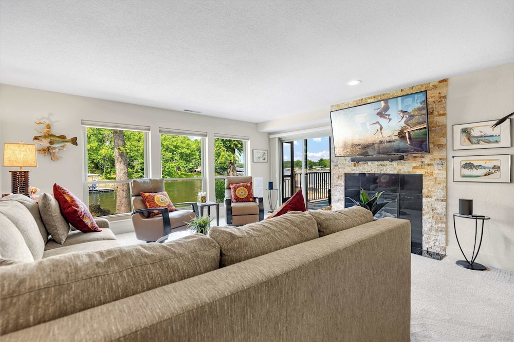 Carefree Tranquility at the Lake Waterfront Stay for 4 With Resort Amenities