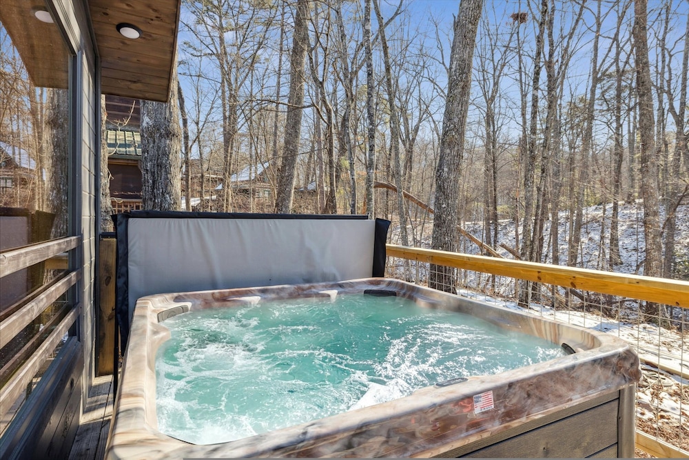 Brand New Cabin w Fire Pit Hot Tub Gameroom