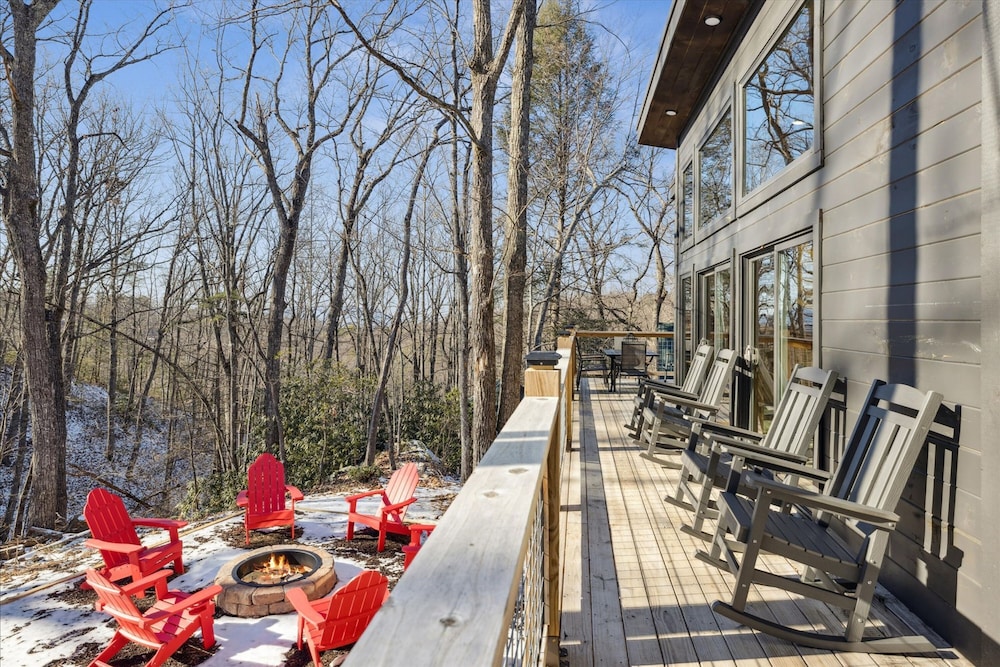 Brand New Cabin w Fire Pit Hot Tub Gameroom