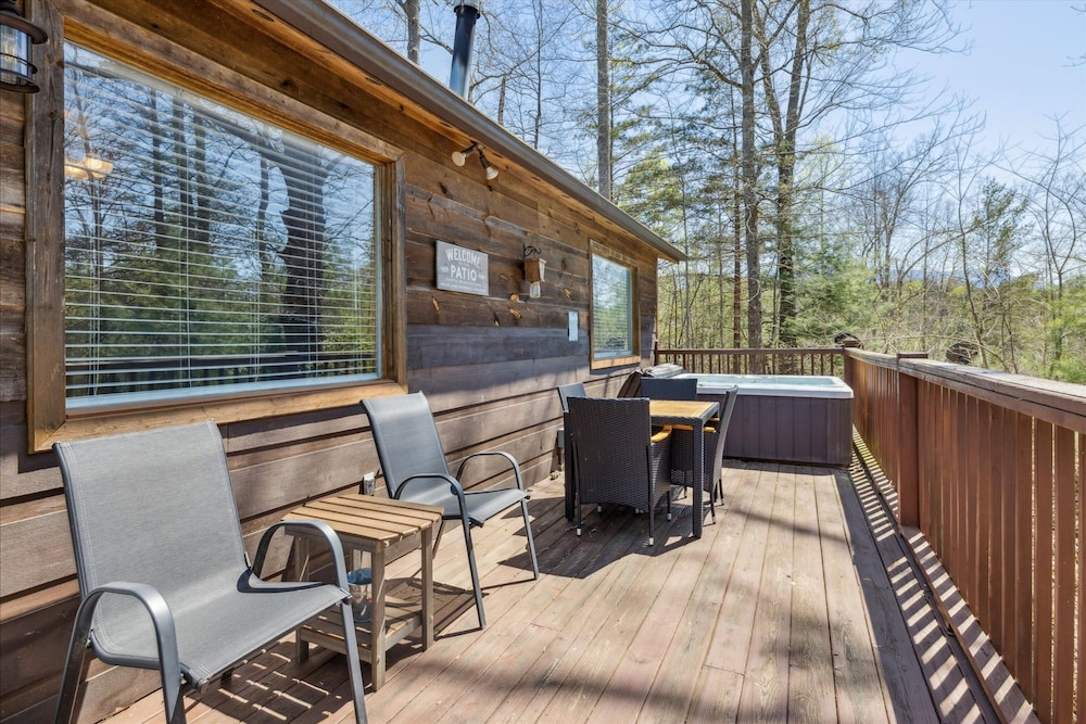 Romantic Cabin w Jacuzzi Hot Tub Fireplace