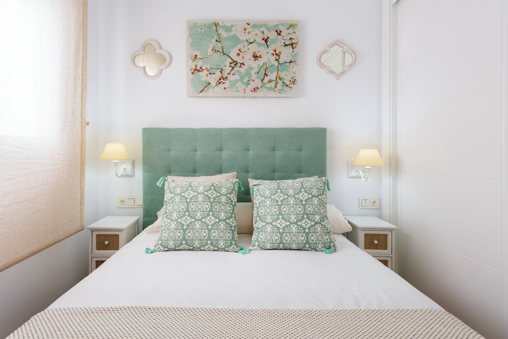 Lovely 3-bedroom Apartment Near Alameda Juan Rabadan I